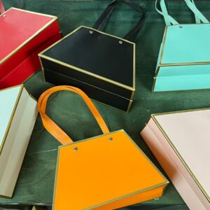 Cartera Mediana Con Asa Marco Dorado Colores Unid.