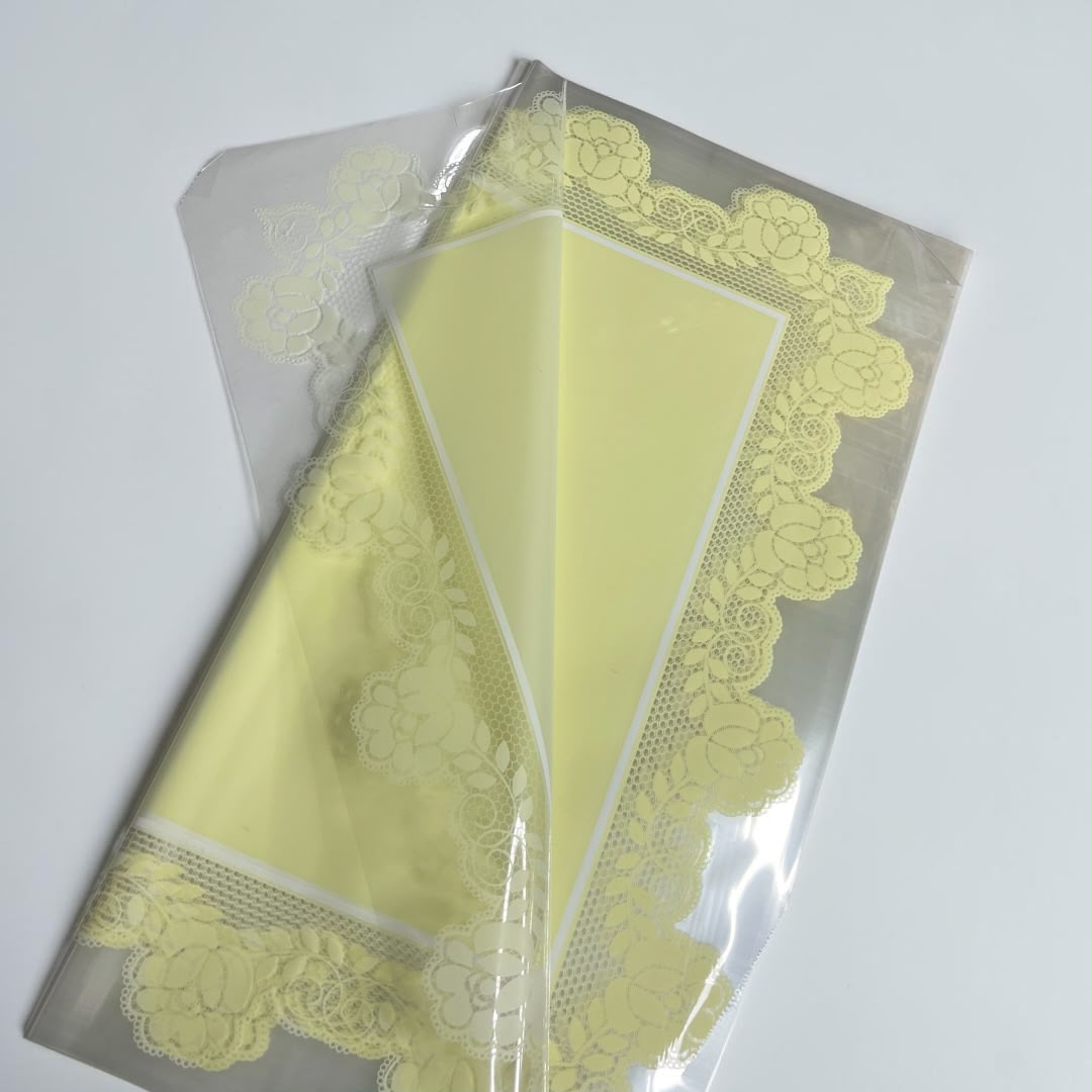 Papel Coreano Flores Broderie Amarillo Pastel 57x56cm 20 pliegos