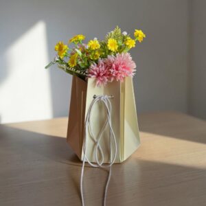 Porta Flores Cartón con Cordón Crema